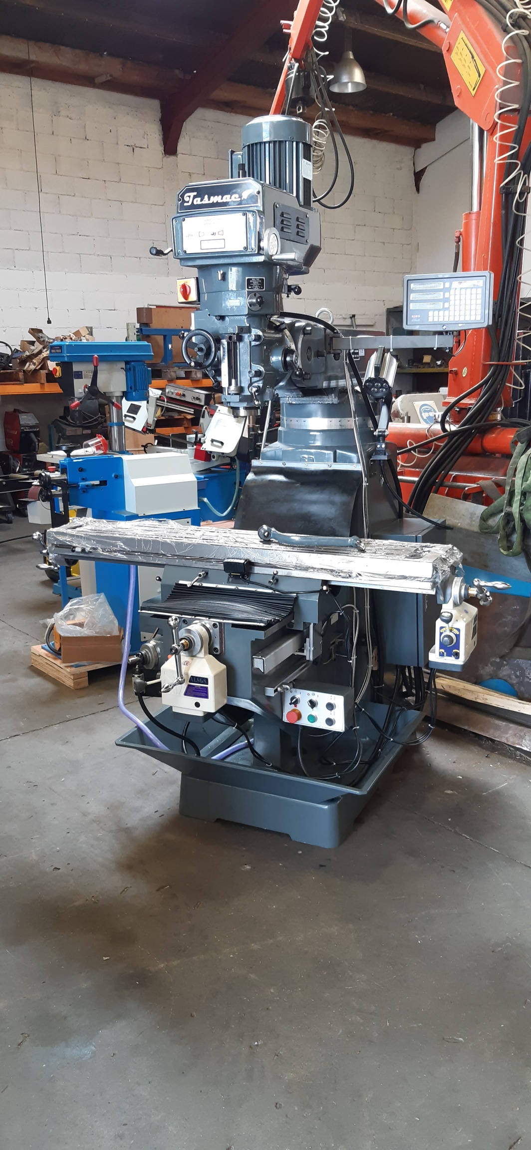 Turret Milling machine X6325 NT40 spindle, 1370x254mm table, Taiwanese variable speed head 3 phase New