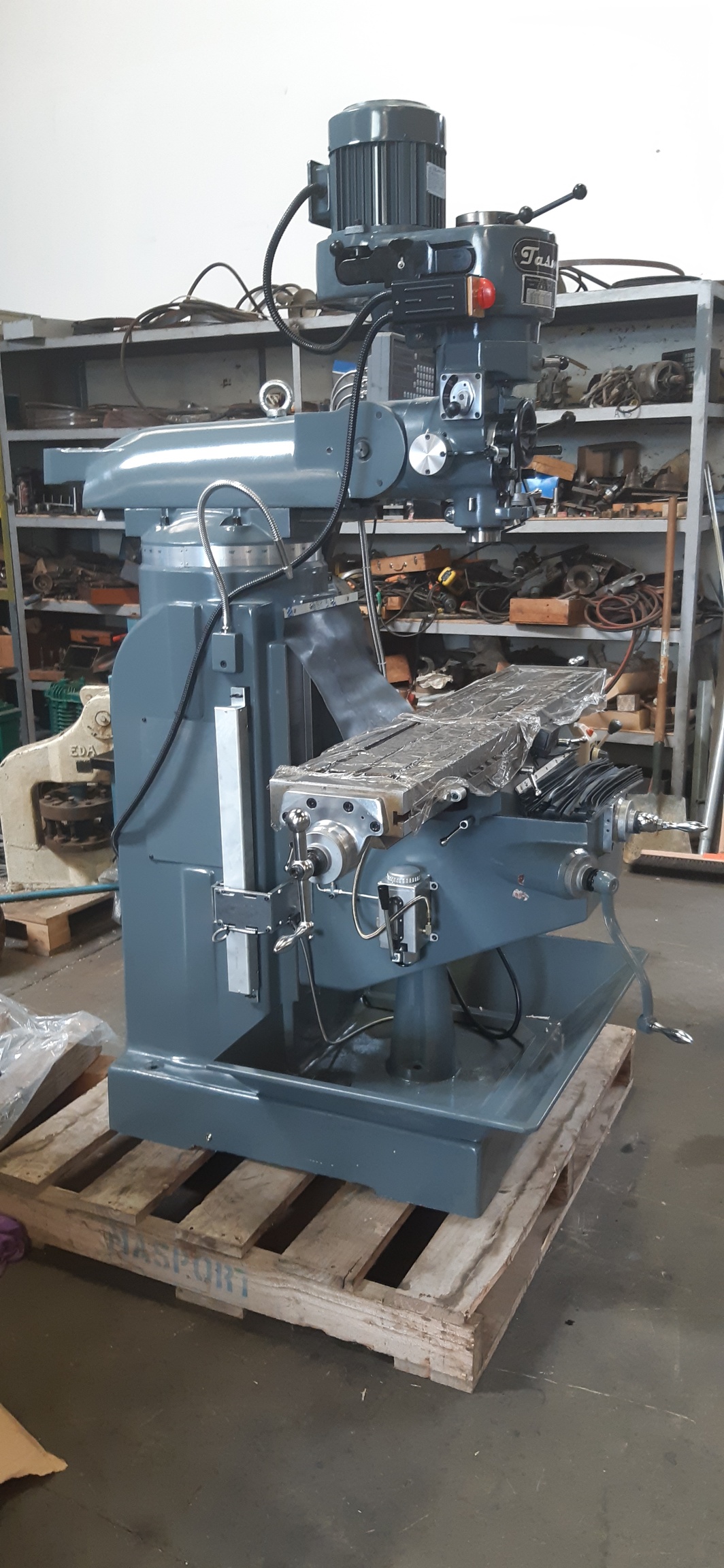 Turret milling machine New(bridgeport) Tasmac X6323A single phase NT30 3 axis DRO, 1 axis power feed, Table 1250x230mm